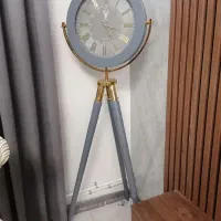 ساعت سه پایه و دیواری