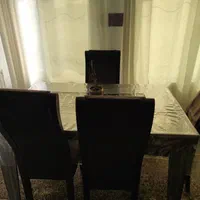 میز غذاخوری شش نفره هست ولی چهار عدد صندلی داره