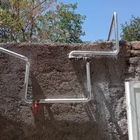 لوله کشی گاز و نرده کنار پله