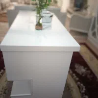 میز وسط آشپز خانه