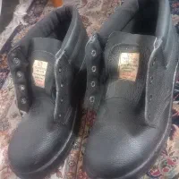 دوجفت کفش ایمنی در شهر جم سایز۴۳ قیمت هر جفت۵۰۰