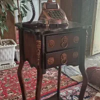 تلفن و میز سلطنتی