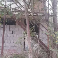 زمین300-متر-مسکونی-با-یه-خانه-نیمه-ساخت