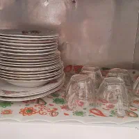 یه سری ظروف بلور،چینی...