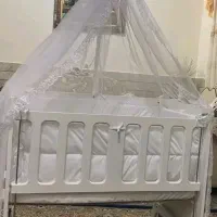 تخت کنار مادر