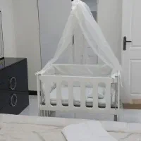 تخت گهواره کنار مادر نو استفاده نشده