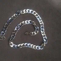 تعدادی گردنبند و انگشتر