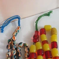 زردیون کهنه و تسبیح سندلوس طرح کهربا