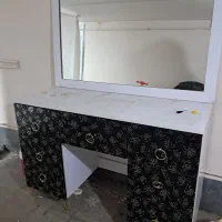 میز و ۲ آینه