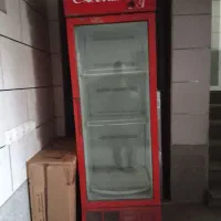 یخچال ایستاده.