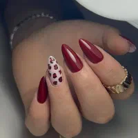 آموزش ناخن همراه با خدمات کاشت ناخن