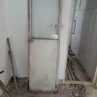درب آهنی نفر رو همراه با شیشه آماده نصب