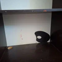 میز تحریر و کامپیوتر و کتابخانه