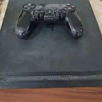 دستگاه بازی ps4 همراه با یک دسته بازی
