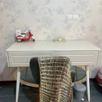 میز تحریر و صندلی|میز تحریر و کامپیوتر|صدرا-فارس, فاز ۱|دیوار