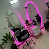 دو عدد اینه دفرمه چراغ دار همراه با میز آینه وتخت