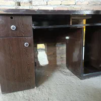 دو عدد صندلی و میز کامپیوتر و دوچرخه