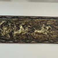 تابلودکوراتیو طرح ارابه اسب‌های طلایی برجسته