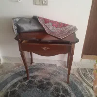 میز زیر آینه با تلفن خانه نونو