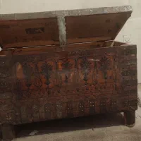 صندوق قدیمی و تخت چوبی