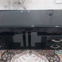 یک عدد میز تلویزیون  شیشه ای