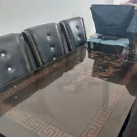 یک میز تلویزیون ویک میز نهار خوری