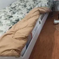 تخت یک نفره بسیار تمیز درحد نو