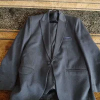 یک دست کت شلوار جلیقه و کروات