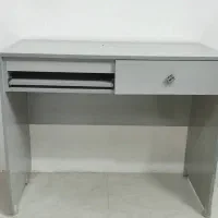 میز تحریر یا کامپیوتر.و صندلی .شلف و کتابخانه