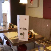 پیتزا زن و کارگر ساده