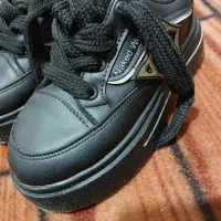 کفش|کیف، کفش، کمربند|خوی, |دیوار