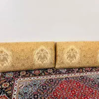 یک جفت پشتی رنگ کرم