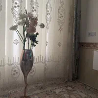 گلدان ب همراه گل
