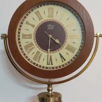 ساعت سه پایه نو با پایه تمام چوب سالم و تمیز.