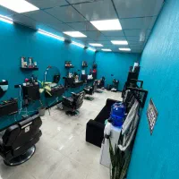 به یک ارایشگر ماهر و یک وردست نیازمندیم