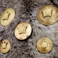 (دگمه های تاج دار)