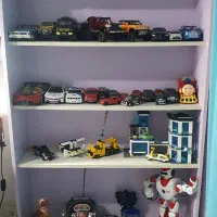 ویترین اسباب بازی یا کتابخانه