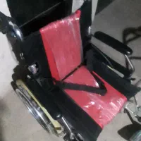 یک عدد ویلچر با وسایل کامل