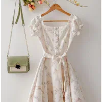 فروشنده خانم در بوتیک زنانه واقع در خیام شمالی