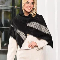 فروشنده با تجرجه جهت فروش عمده شال و روسری