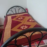 تخت ی نفره آهنی در حد نو با تشک طبی