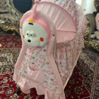 گهواره عروسکی پشه بند دار و کنار مادر