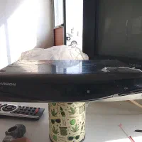 یک تلویزیون ۲۱ اینچ و یک دستگاه دیجیتال گیرنده