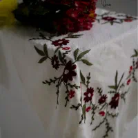 رومیزی مربع گلدوزی شده با دست