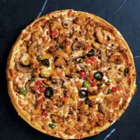 پیتزا زن و گریل کار فست فود