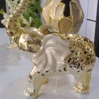 تعدادی مجسمه وشمعدان تزئینی وگل تزیینی