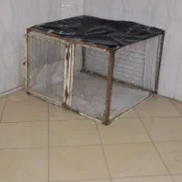 یک قفس بزرگ و جفت گاه