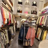 فروشنده خانم پوشاک زنانه