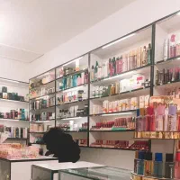 واگذاری مغازه لوازم ارایشی همراه با قفسه‌ و مغازه