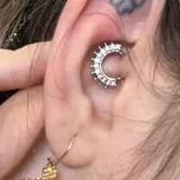 آموزش پیرسینگ و میکرو درمال ارائه می‌شود